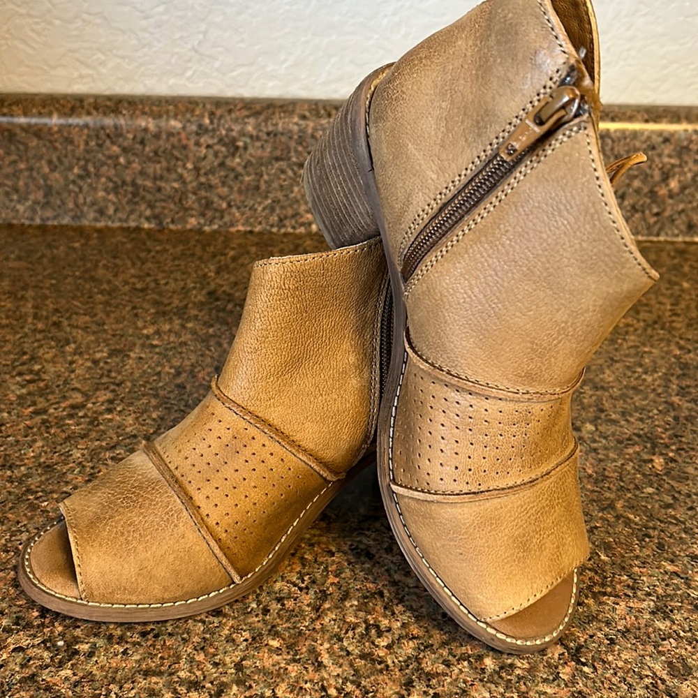 Brand- Bed Stu/Roan -size 6 color distressed tan,heel height is 2 1/2 aprox.
